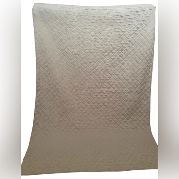 Disney Mini Mouse Grey Comforter 64”x89”
E - Picture 2 of 4